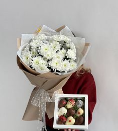 Сет "Прямо в сердце" букет кустовых хризантем и клубника в шоколаде