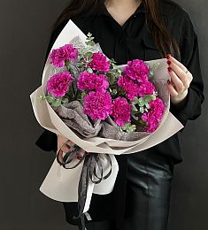 букет из 11 гвоздик с эвкалиптом