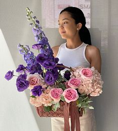 Букет в корзине "Bathingbeauty" из гортензий, лизиантусов, роз и дельфиниума 