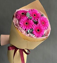 Букет из 5 розовых гербер с эвкалиптом в оформлении