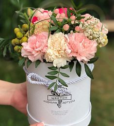 Композиция в коробке "Иоланда" из роз и гвоздик