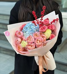 Букет "Розовое счастье" из гортензии, роз и илекса