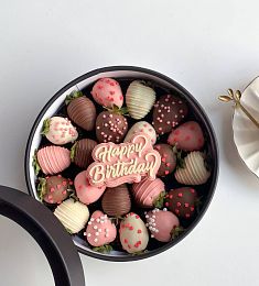 Клубничный бокс "Поп-арт" M клубника в итальянском шоколаде в шляпной коробке