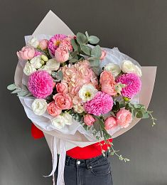 Композиция "Heyly" из гортензий, георгинов, роз и лизиантуса