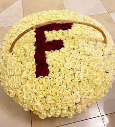 501 роза в корзине с буквой