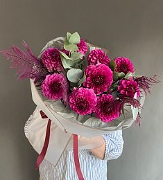 Букет "Тания" из георгинов и голландской зелени