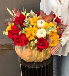 Композиция в тыкве "Cinnamon" из роз и кукурбиты с осенними листьями