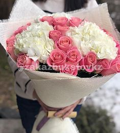 Букет "Серена" из гортензий и роз