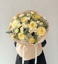 Букет "Летнее солнце"  из роз, вакса и эвкалипта