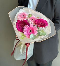 Букет из 5 гербер с эвкалиптом в оформлении