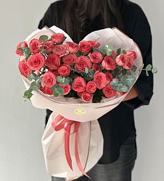 Букет "Нежный сонет" из пионовидных спрей роз и эвкалипта