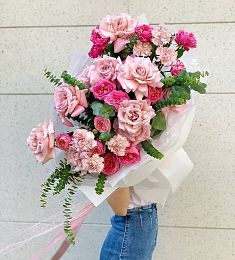 Букет "Сюзане" из роз с диантусами