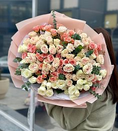 30 спрей роз с эвкалиптом в оформлени