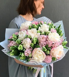 Букет "Весеннее чудо" из пионов, тюльпанов и гиацинтов