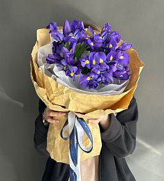 Букет из 13 фиолетовых ирисов в оформлении