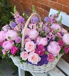Букет в корзине "Сакура" из пионов, гортензий, лизиантусов и роз