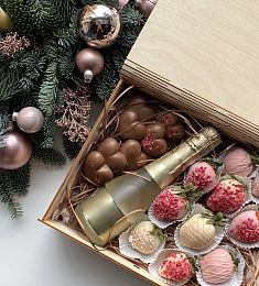 Клубничный бокс "От сердца к сердцу" клубника в шоколаде, шоколад и шампанское в деревянной коробке