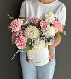 Композиция "Тилли" из георгина, гвоздики и лизиантуса