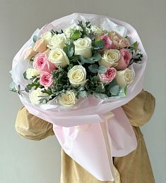 Букет "Империя Цветов" из роз, спрей роз и цинерарии