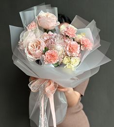 Букет "Легкость Цветения" из гвоздик, гортензии и роз