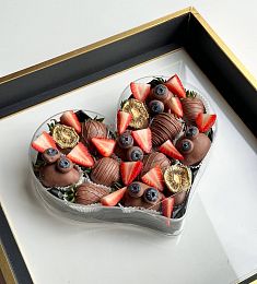 Клубничный бокс "Счастливый" M  клубника в итальянском шоколаде с декором из свежей клубники и голубики в коробке в форме сердца