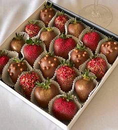 Клубничный бокс "Графиня" клубника в молочном итальянском шоколаде