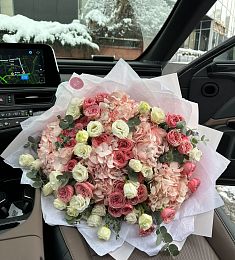 Букет "Ласковые лепестки" из гортензии, лизиантуса и пионовидной спрей розы