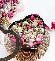 Клубничная композиция "Angel" клубника в молочном и розовом шоколаде и мини шоколадки