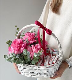 Корзина "Сюрприз" из роз и kinder шоколада