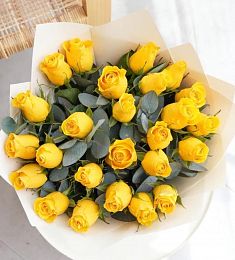 Букет из 25 роз с эвкалиптом