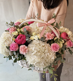 Композиция в корзину "Ривьера" из гортензий, пионов, роз и эвкалипта