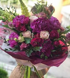 Композиция "Нежная деталь" из пионов и лизиантуса