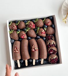 Фруктовый бокс "Адель" клубника, бананы и гранаты в шоколаде