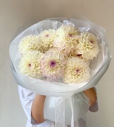 Букет из 9 в светлых тонах георгинов