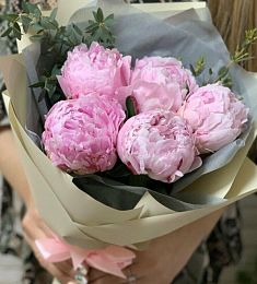 Букет из 5 пионов с фисташкой в оформлении