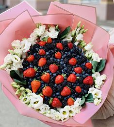 Ягодный букет с цветами