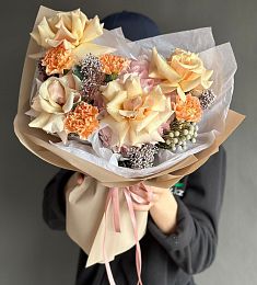 Композиция "Ondine" из роз, гвоздик, гортензий и голландской зелени