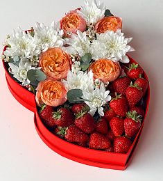 Клубничный бокс с цветами "Cosy" с розами и хризантемами