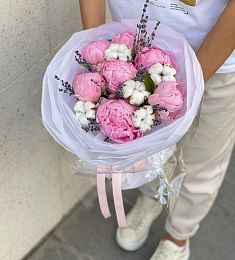 Букет "Amazing" из пионов и хлопка