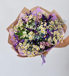 Букет "Сказочный свет" из ирисов, кустовой ромашки, гипсофилы и альстромерий