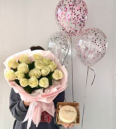 Сет "Яркий" букет роз, бенто тортик и шарики 