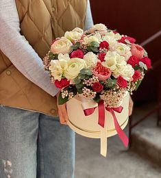 Букет "Токио" из ранункулюсов, фрезий и роз