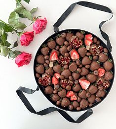 Фруктовый бокс "Rihanna" клубника, бананы, голубика и гранаты в шоколаде