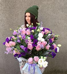 Композиция "Безудержная юность" из  роз и лизиантусов
