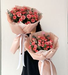 Букет 'Весенняя забота" из пионовидных спрей роз и эвкалипта