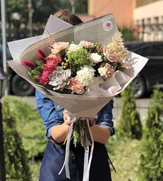 Нежная композиция "Воздушный комплимент" из гвоздик, фалариса, хризантем и брунии