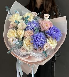 Композиция "Butterfly Garden" из хризантем, роз и лизиантусов