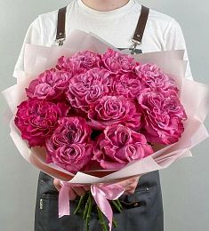 Букет из 11 ярких малиновых пионовидных роз  в оформлении