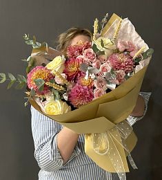 Композиция "Диляна" из георгинов, роз и сухоцветов
