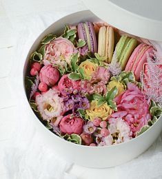 Букет "Луи" из цветов и макарун